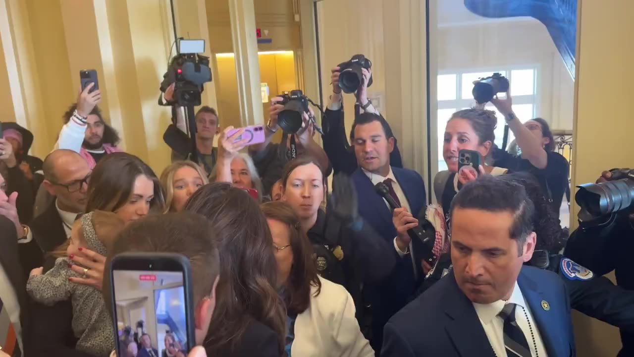 Kristi Noem swarmed by leftists shouting slurs at her after hearing