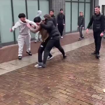 🚨🇬🇧 Fight between British youths and migrants in Southend. Import the 3rd world