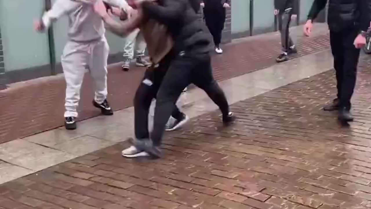 🚨🇬🇧 Fight between British youths and migrants in Southend. Import the 3rd world