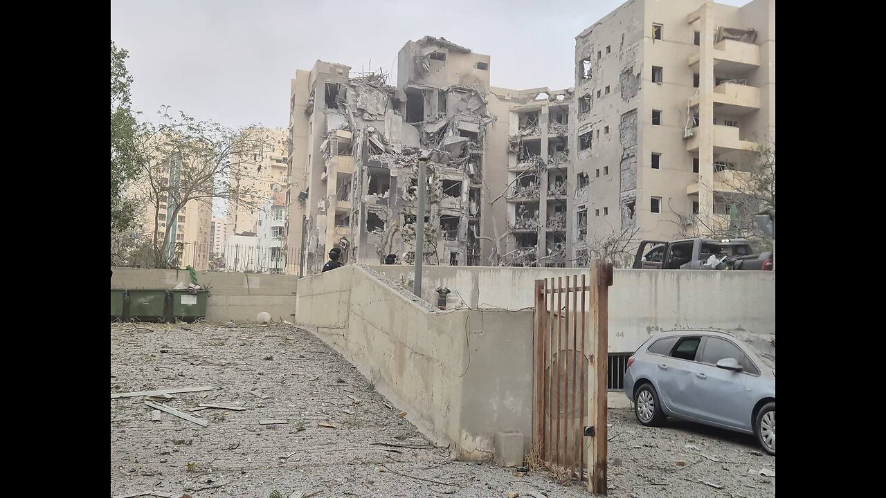 BREAKING: New video shows moment Iranian missile hits 7-story building in Beersheba, Israel.