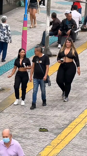 Pickpocket Scam in Colombia: Woman Distracts While Partner Steals with Contactless Machine