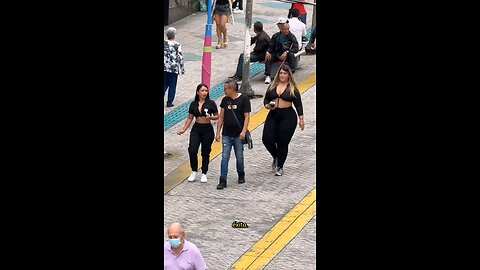 Pickpocket Scam in Colombia: Woman Distracts While Partner Steals with Contactless Machine