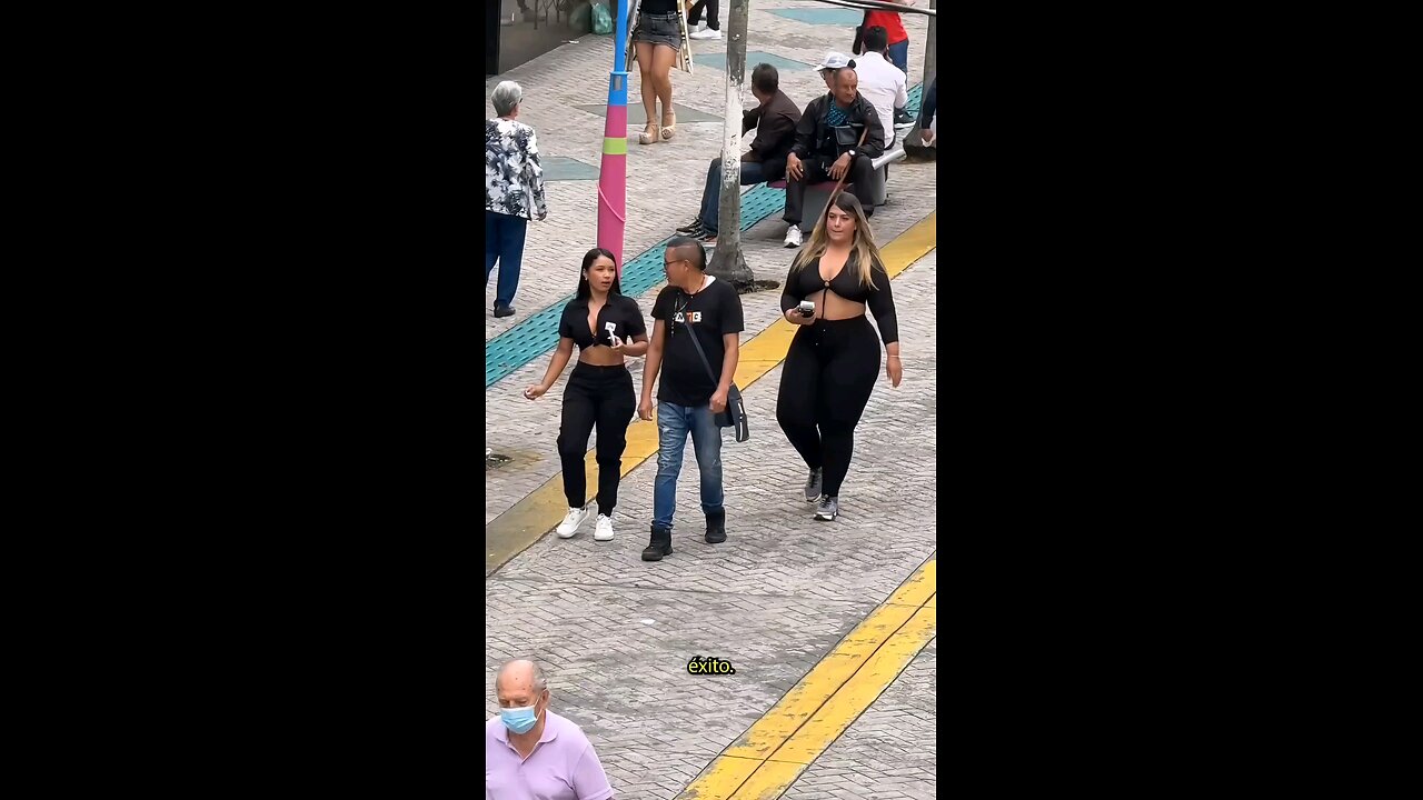 Pickpocket Scam in Colombia: Woman Distracts While Partner Steals with Contactless Machine