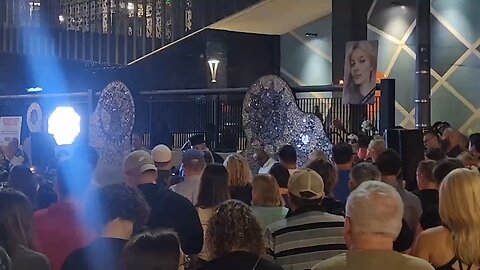 🇺🇸 - Massive turnout for Iryna's candlelight vigil.