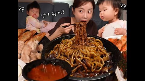 Korean mothers eat jajangmyeon