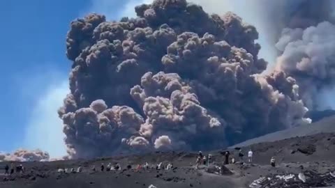 🇮🇹 Mount Etna erupts!