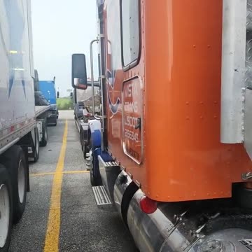 THAT AINT RIGHT #ourtruckinglife #trucking #reallifetruckers #truckdriver #atruckerslife