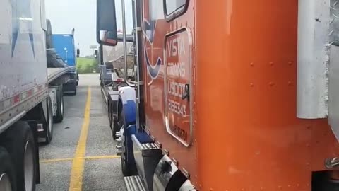 THAT AINT RIGHT #ourtruckinglife #trucking #reallifetruckers #truckdriver #atruckerslife