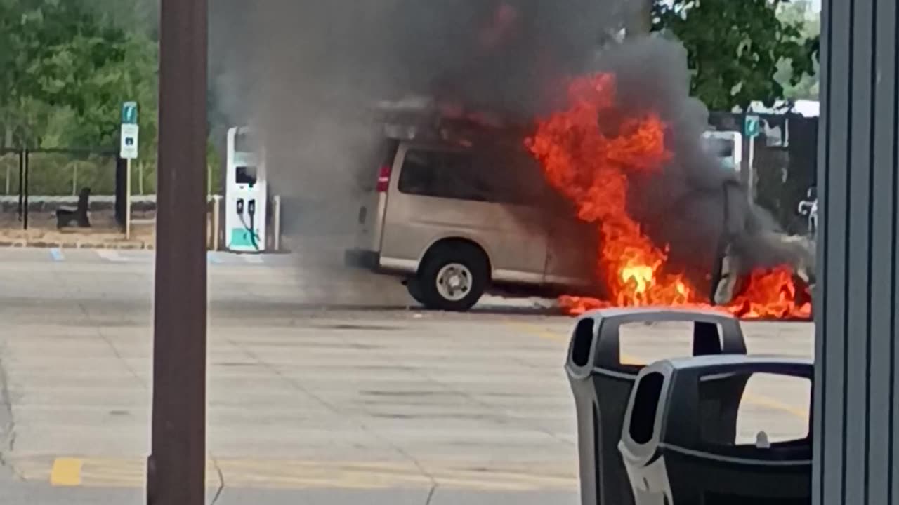 CRAZY EXPLOSION AND FIRE MUST SEE. REAL MAN CRIES #fire #huge #explosion #rumble
