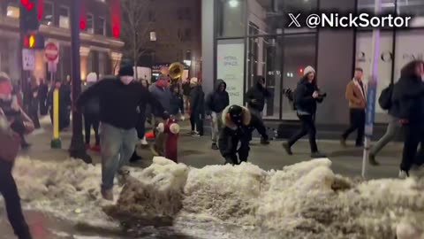 🚨 BREAKING: MINNEAPOLIS POLICE SURRENDER TO ANTI-ICE RIOTERS AFTER OFFICERS ATTACKED