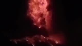 El monte Lewotobi de Indonesia entra en erupción