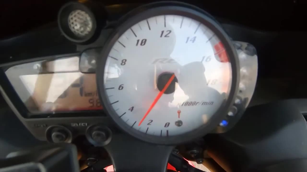 YZF R6 acceleration top speed fast