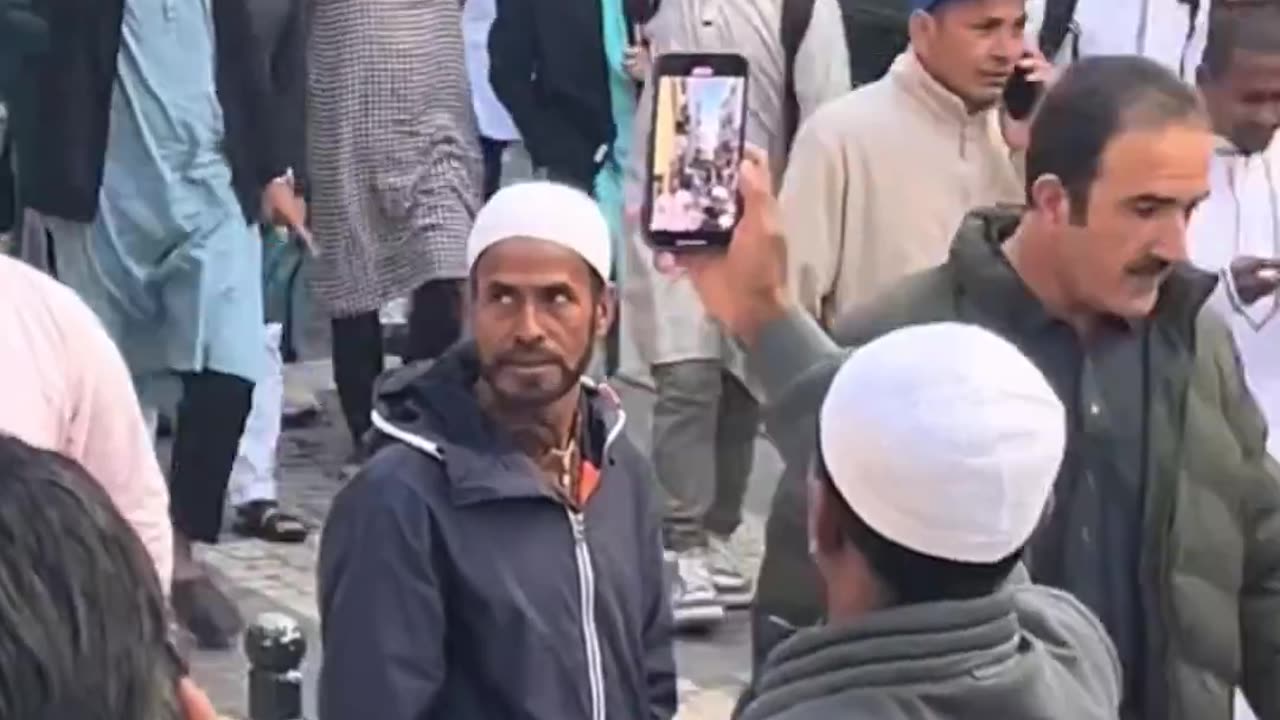 In historical center of Lisbon there are only Muslims from Pakistan and Bangladesh.