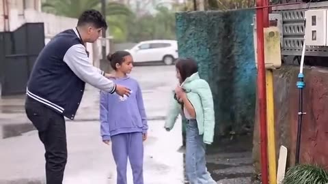 طفلة غنية نزعت ملابسها تحت المطر😭واعطتها للطفلة الفقيرة ولكن عندما رأها ابيها فعل الم يتوقع🥺