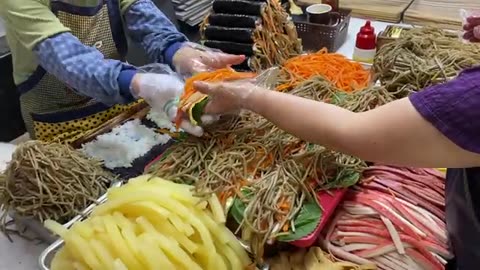 Thanks to Woo Young-woo, This Market Kimbap Grandma Is Selling Like Crazy!