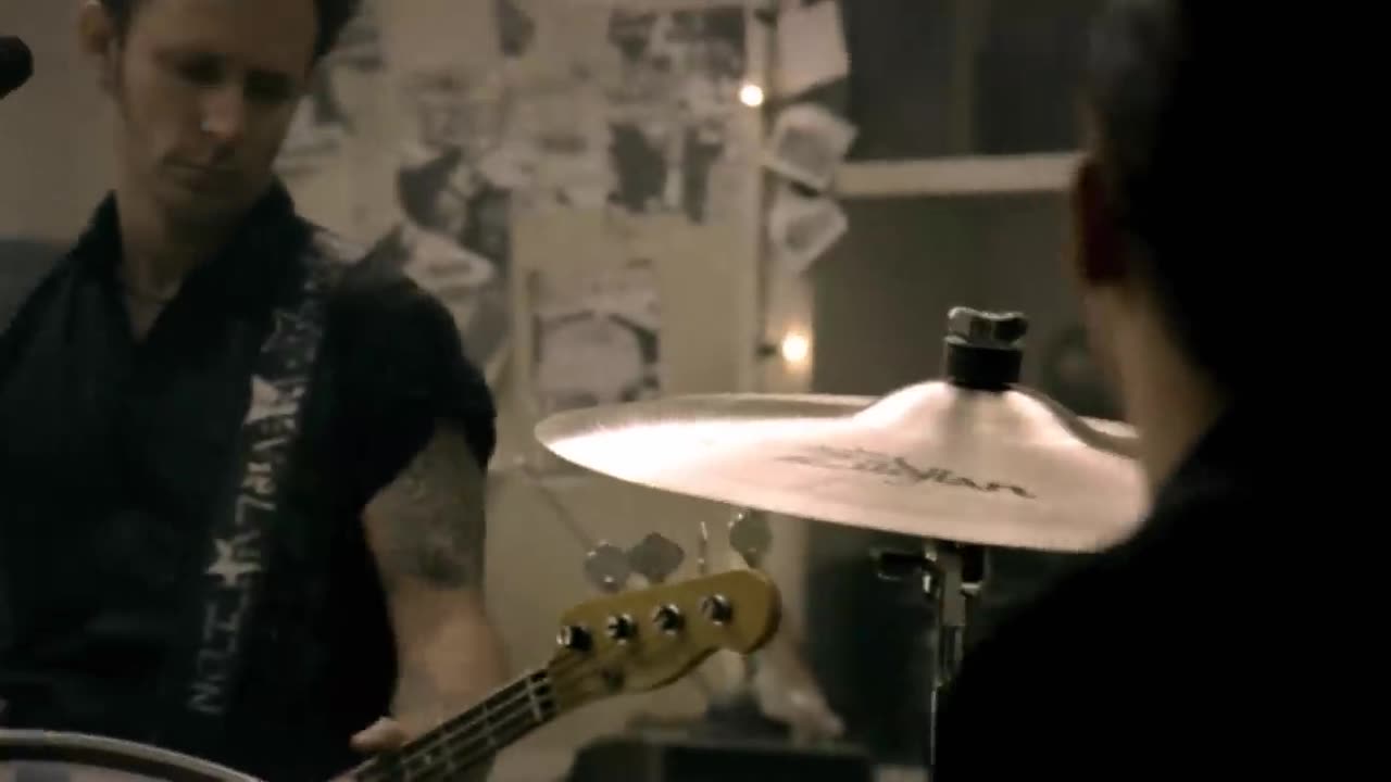 Green Day - 21 Guns [Official Music Video]