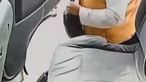 Una mujer roba al conductor y le paga con ese mismo dinero