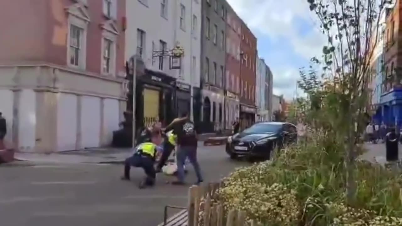 “Ireland…..🇮🇪 stabbing a cop”