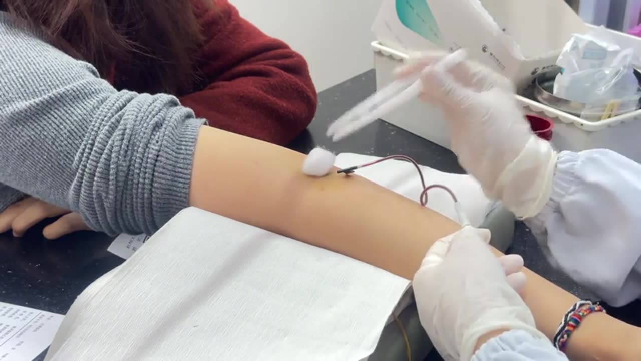 🧠💉 Watch A Blood Draw Like Magic! The Patient Didn't Even Notice! | FeedMyCuriosity