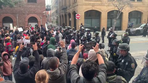 BREAKING: A line of protesters outside ICE offices in San Francisco moved closer to police