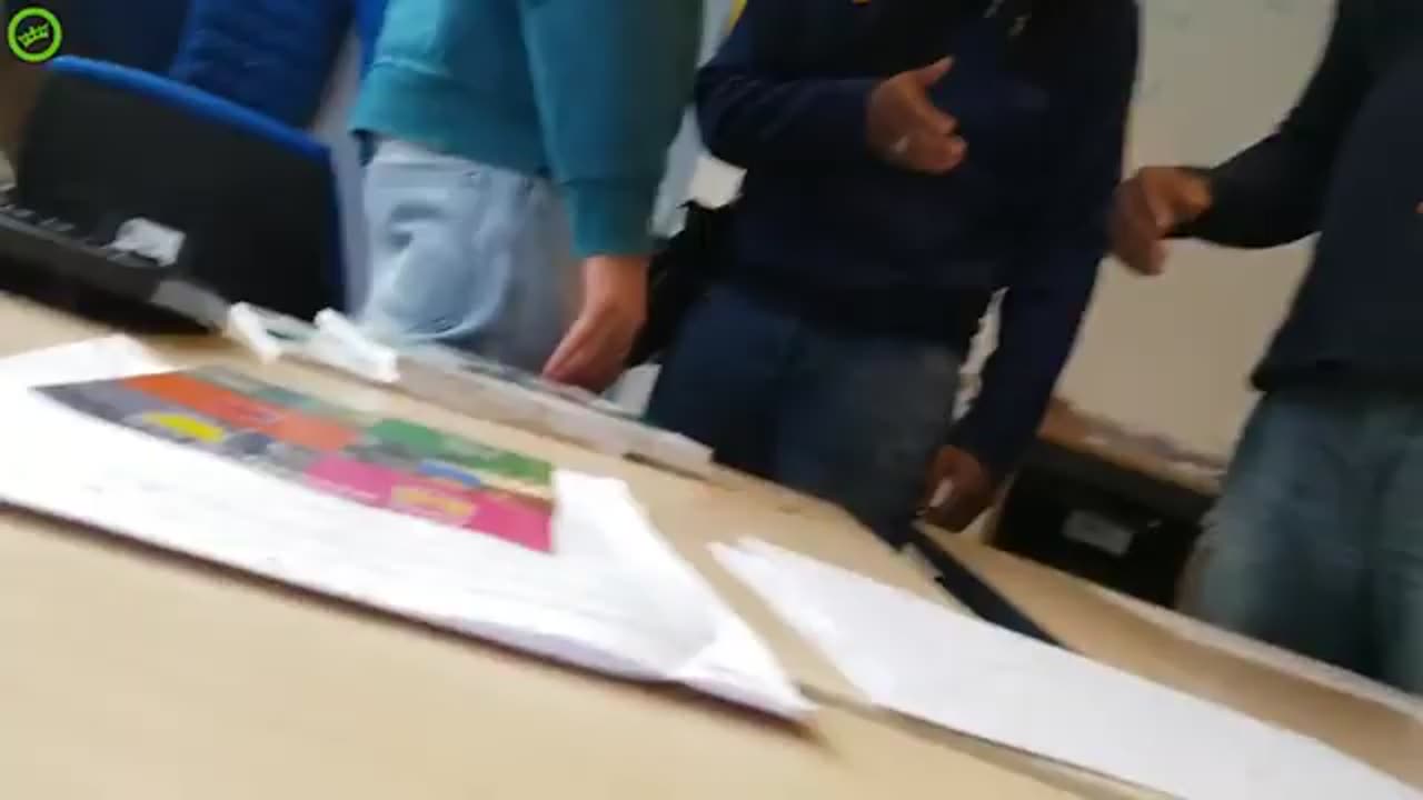 Antiliaanse jongen vecht met leraar