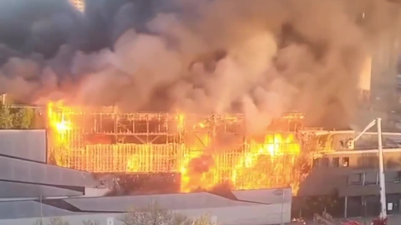 200 bomberos combaten un fuerte incendio en París