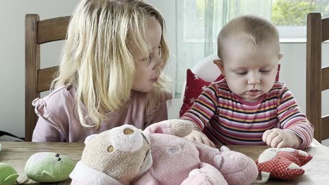 Baby Kayla & Sister’s Adorable Dinner Table Playtime | Family Vlog 🧸💕