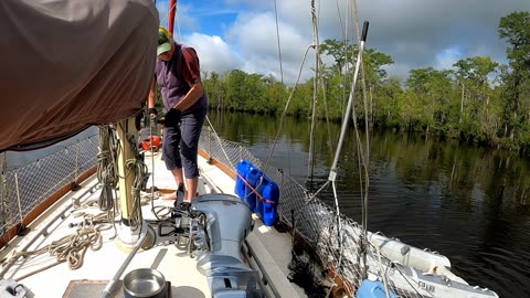 S05E20 - New Dinghy & Outboard