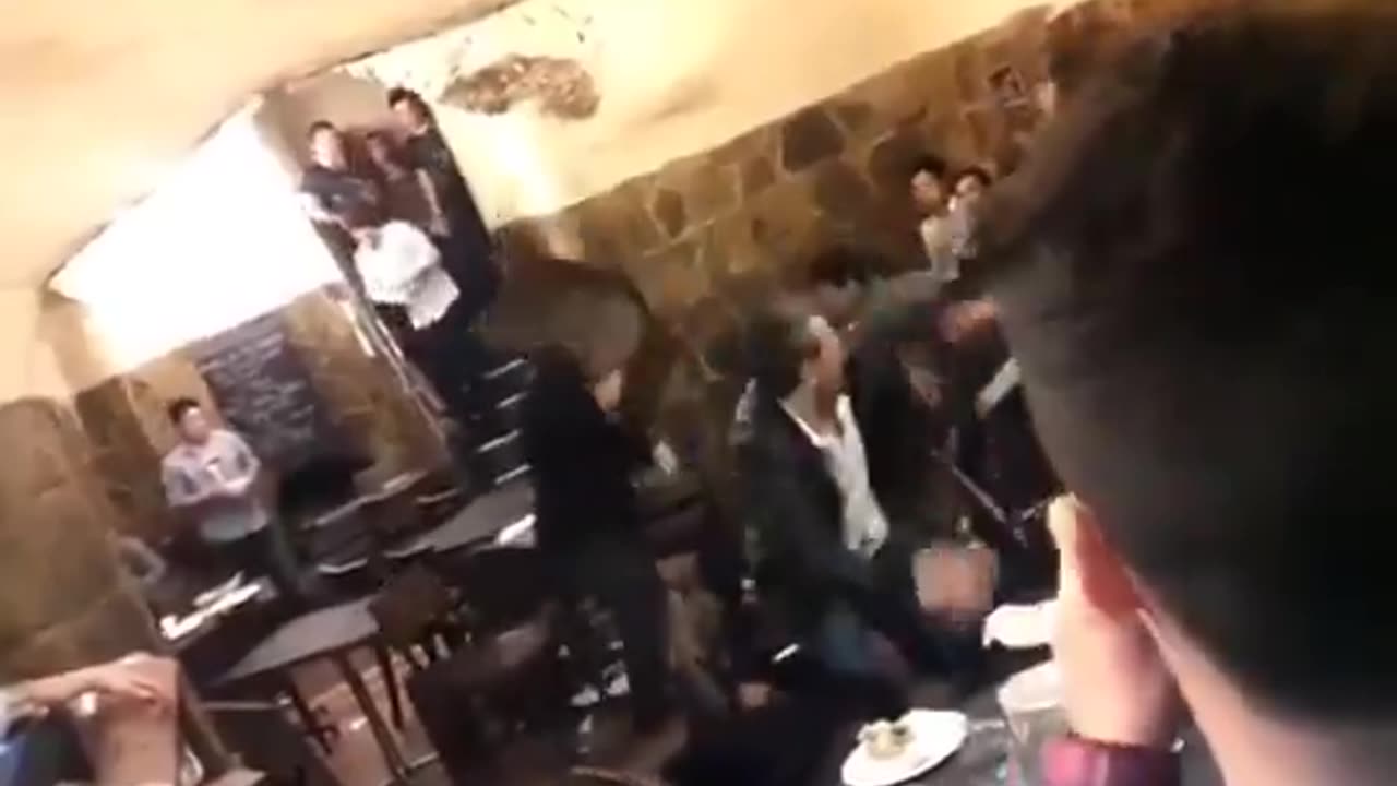 Chaos Erupts: Boys Get Into Wild Fight Inside Restaurant 🍽️