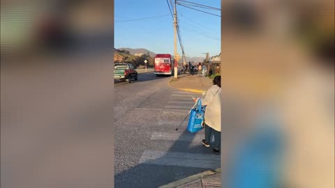Pasajeros descienden de bus eléctrico
