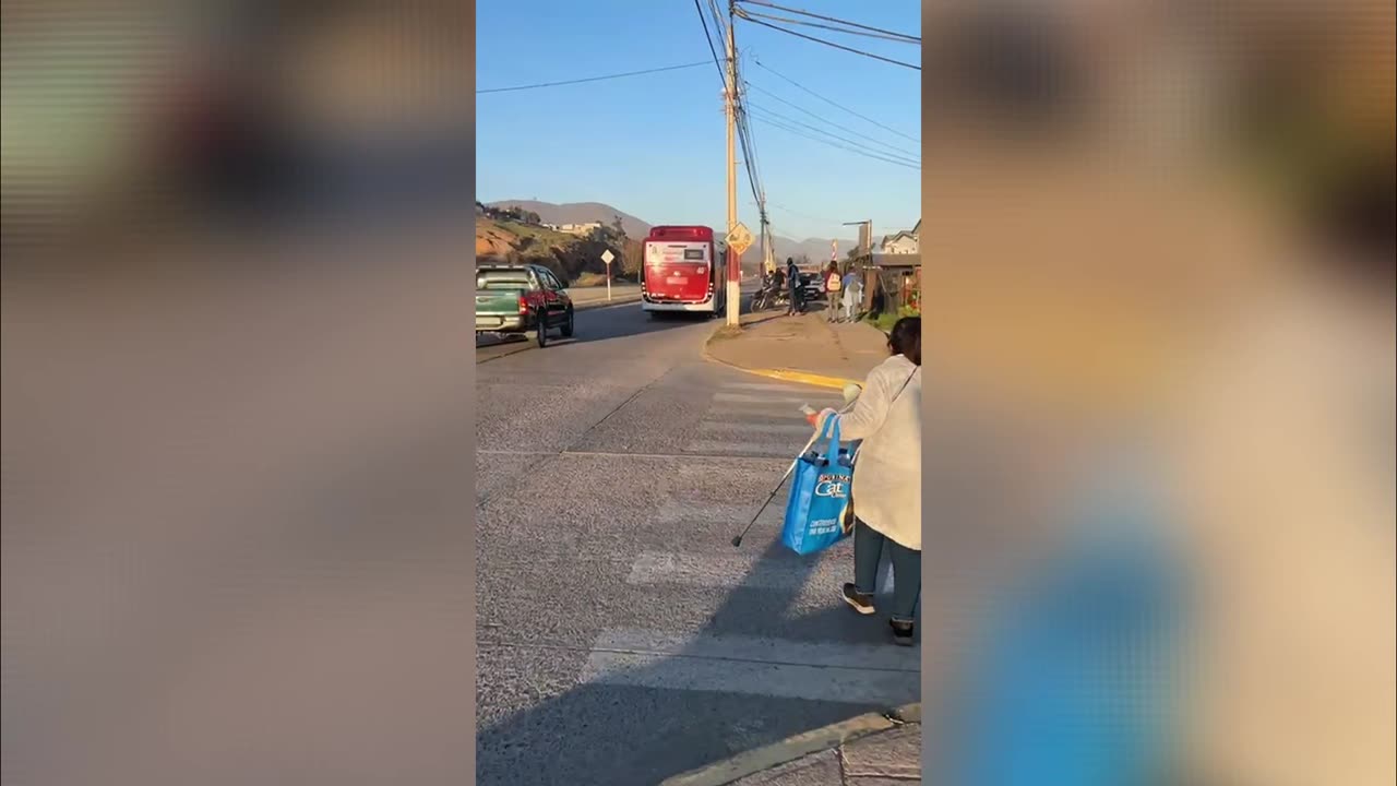 Pasajeros descienden de bus eléctrico