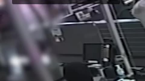 'Swarming gang' plunder Melbourne IGA