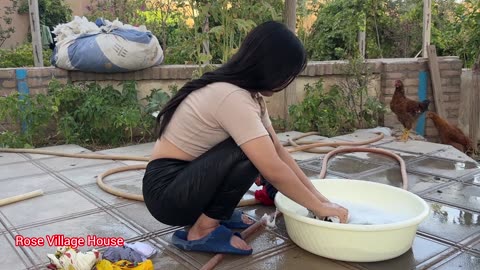 The challenge of washing dirty clothes in the yard ｜ The lifestyle of a beautiful rural girl