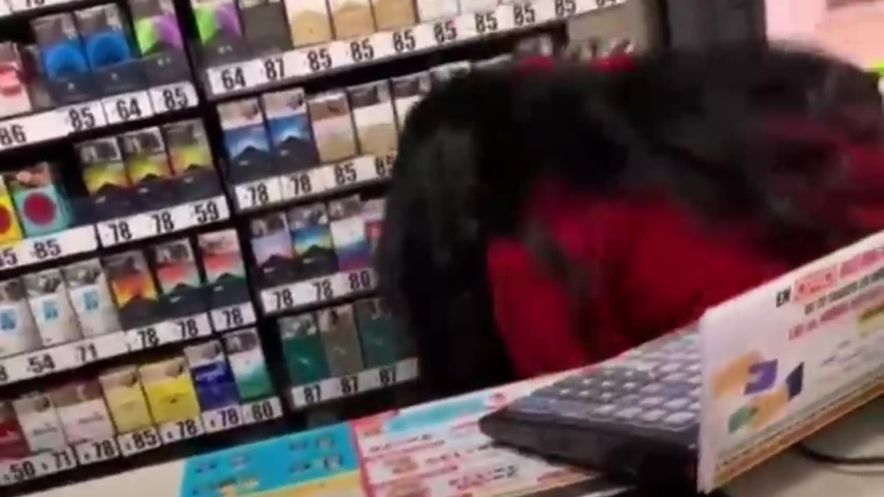 Discusión en una tienda por abrir una bebida antes de pagarla