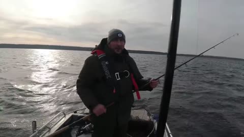 Raubfischangeln mit Pose vom Boot endet in Katastrophe