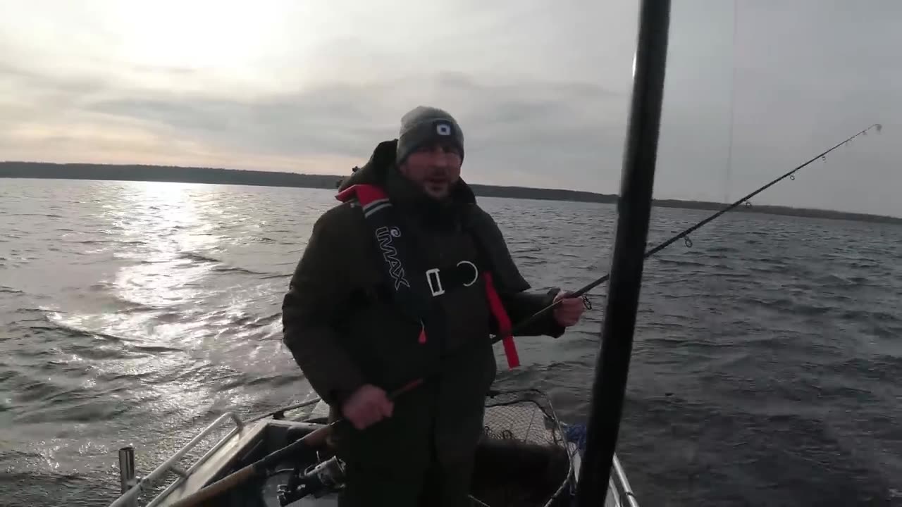 Raubfischangeln mit Pose vom Boot endet in Katastrophe