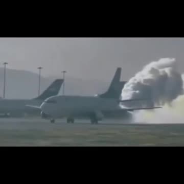 Aereo dimentica scie accese in aeroporto