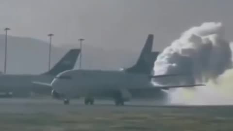 Aereo dimentica scie accese in aeroporto