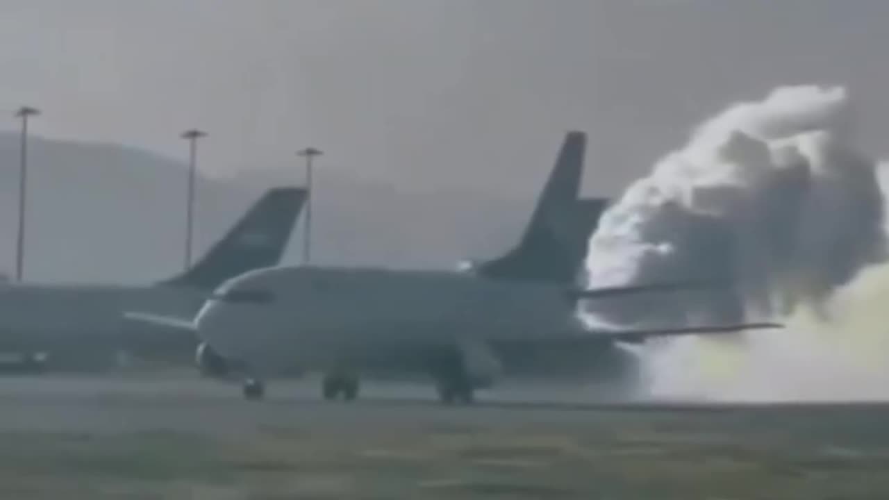 Aereo dimentica scie accese in aeroporto
