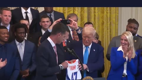 POTUS Receives a Jersey from the UF Men’s Basketball Team🐊🇺🇸