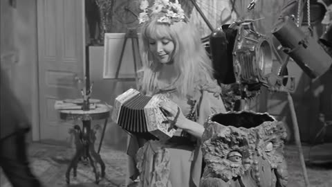 The Addams Family S2 E30 - Ophelia's Career
