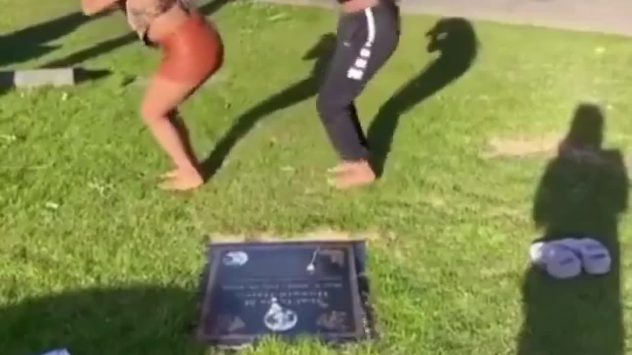 Nicki Minaj fans found Meg the Stalions moms grave..