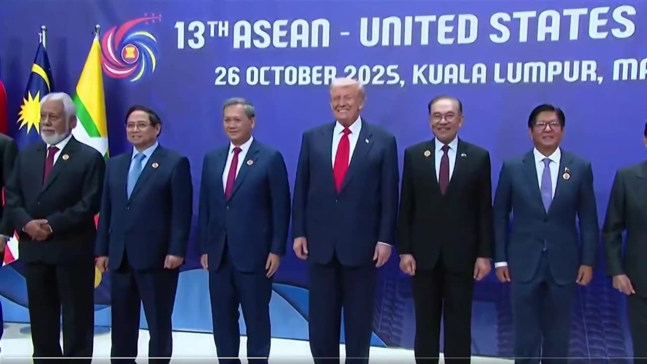 @POTUS chụp ảnh chung với các nhà lãnh đạo tại Hội nghị thượng đỉnh ASEAN ở Kuala Lumpur, Malaysia