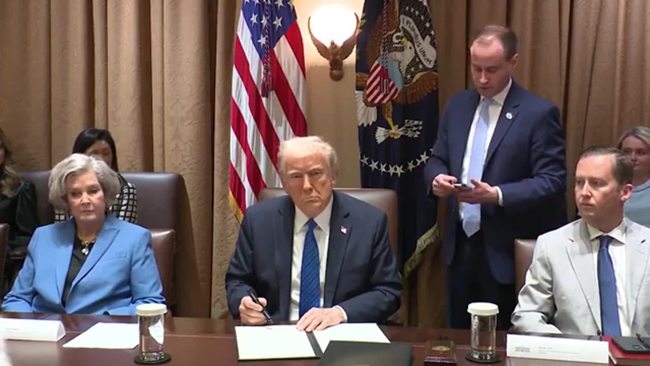Trump signs executive order to include citizenship question on election ballots
