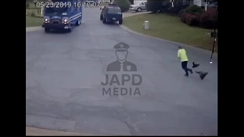 Garbage truck crashes into house after brake failure #garbagetruck #truck #fail #japd