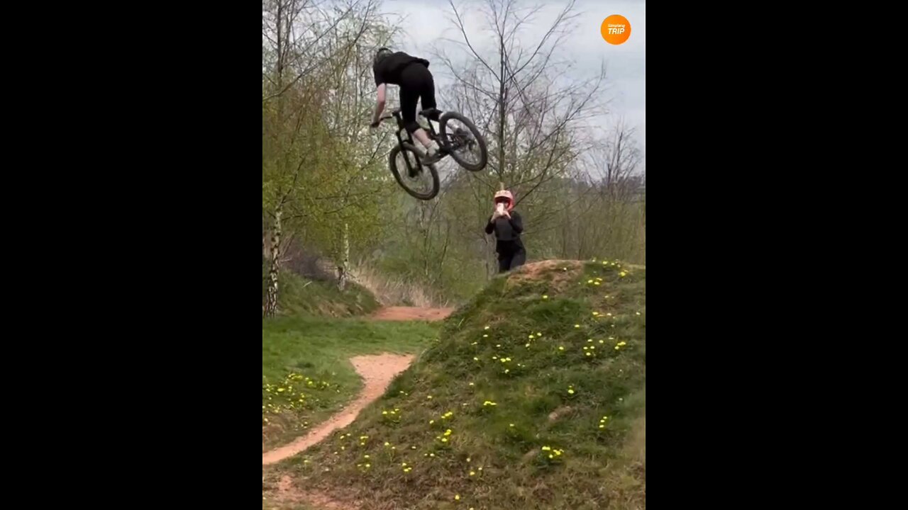 Simplang Trip 188: Bicycle hill exhibition jump accidentally fell down to squathrust exercise.