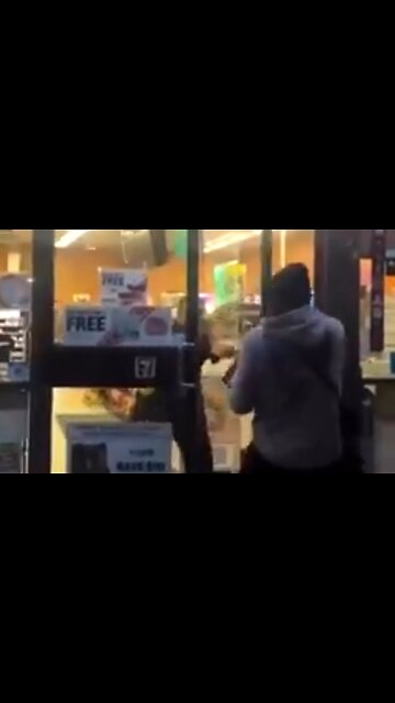 LA SMALL BUSINESS OWNER TRIES TO SAVE HIS BUSINESS FROM LOOTERS 💥