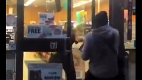 LA SMALL BUSINESS OWNER TRIES TO SAVE HIS BUSINESS FROM LOOTERS 💥