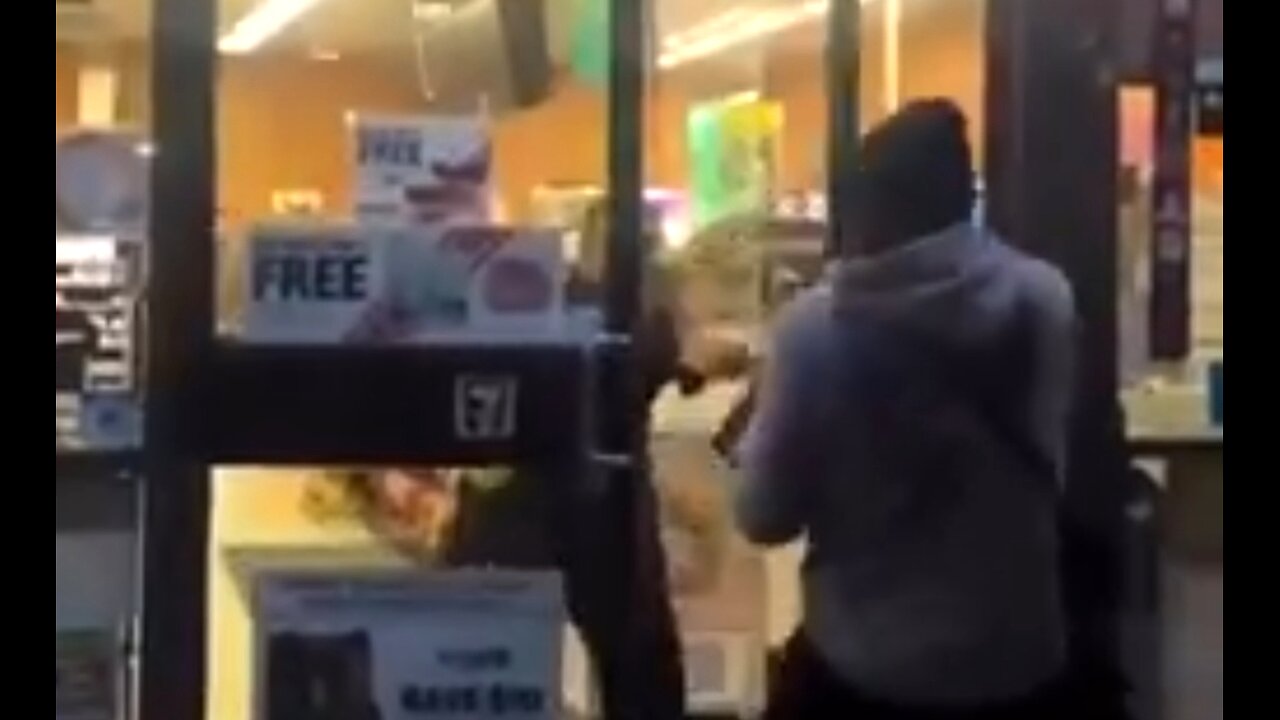 LA SMALL BUSINESS OWNER TRIES TO SAVE HIS BUSINESS FROM LOOTERS 💥