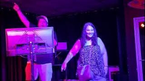 WORST KAROKE PERFORMANCE EVER! THIS GUY SUCKS!